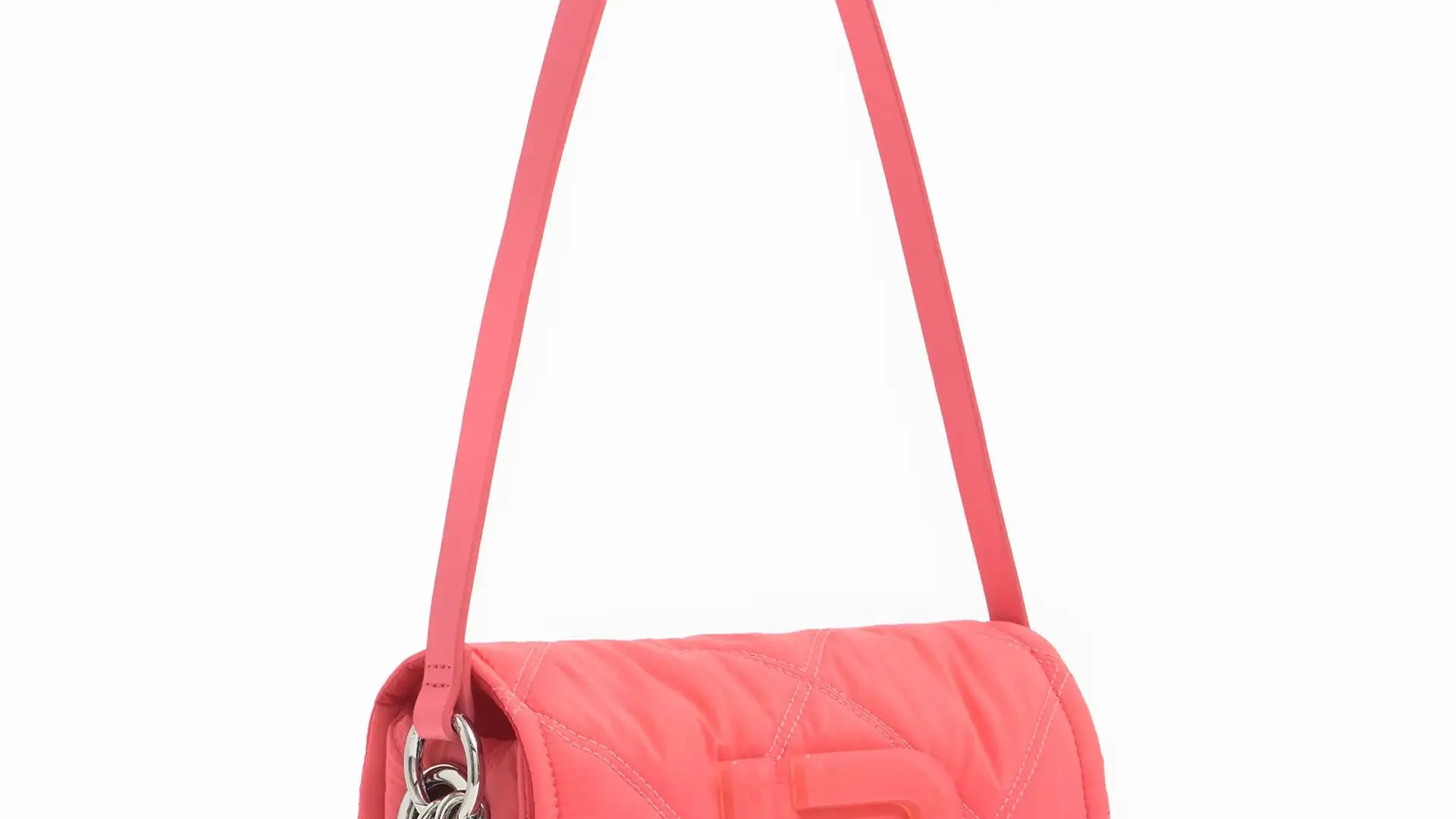 Bolso de tono coral en material acolchado.