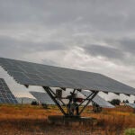 Vista de unas placas solares en la localidad zaragozana de Azaila. Las eléctricas serán penalizadas por los nuevos impuestos de Sánchez