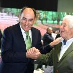 El presidente de Iberdrola Ignacio Galán junto a uno de los accionistas