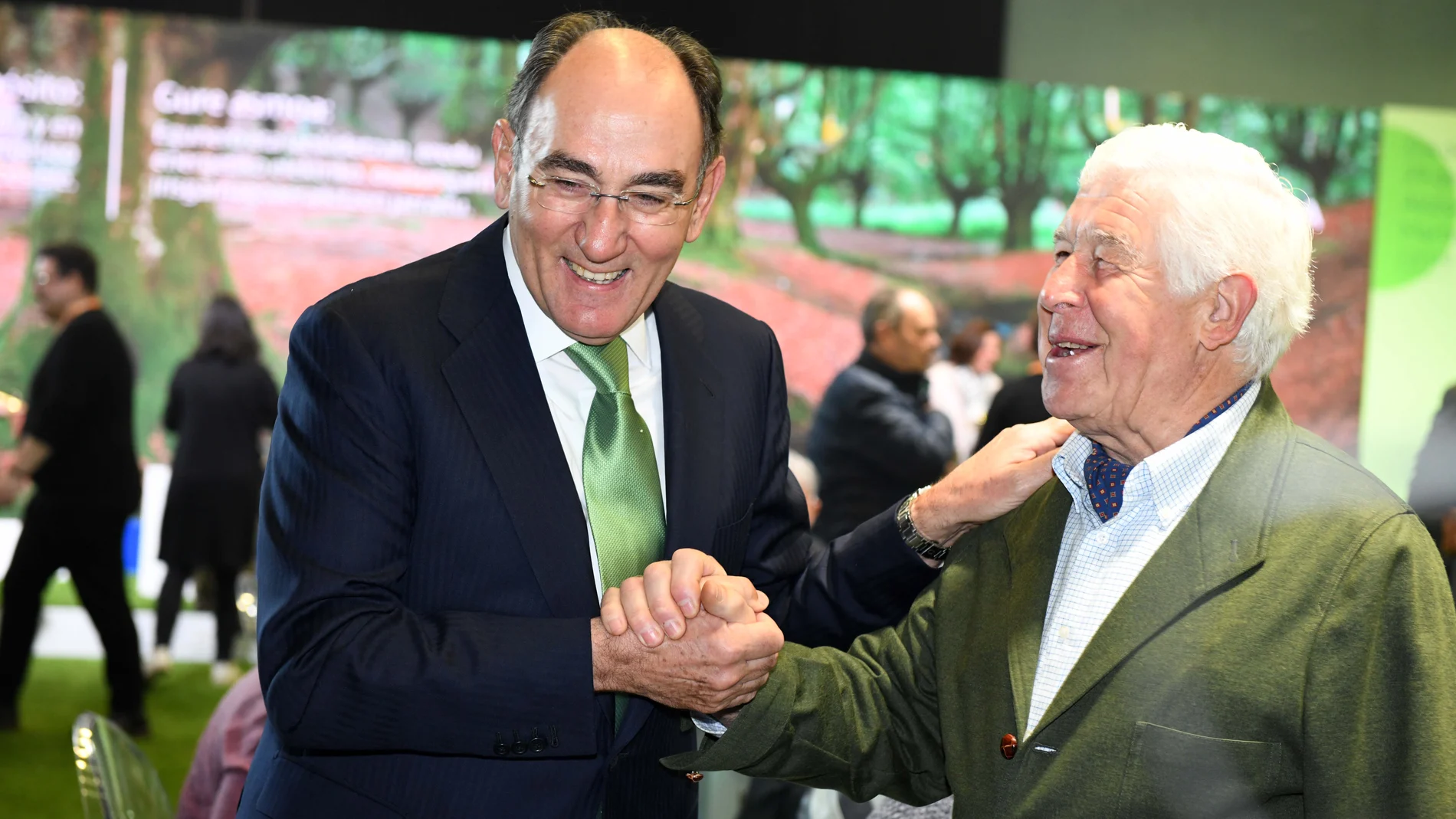 El presidente de Iberdrola Ignacio Galán junto a uno de los accionistas