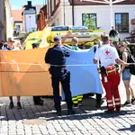 Servicios de emergencia y policías suecos acuden al lugar donde fue atacada la mujer en Visby