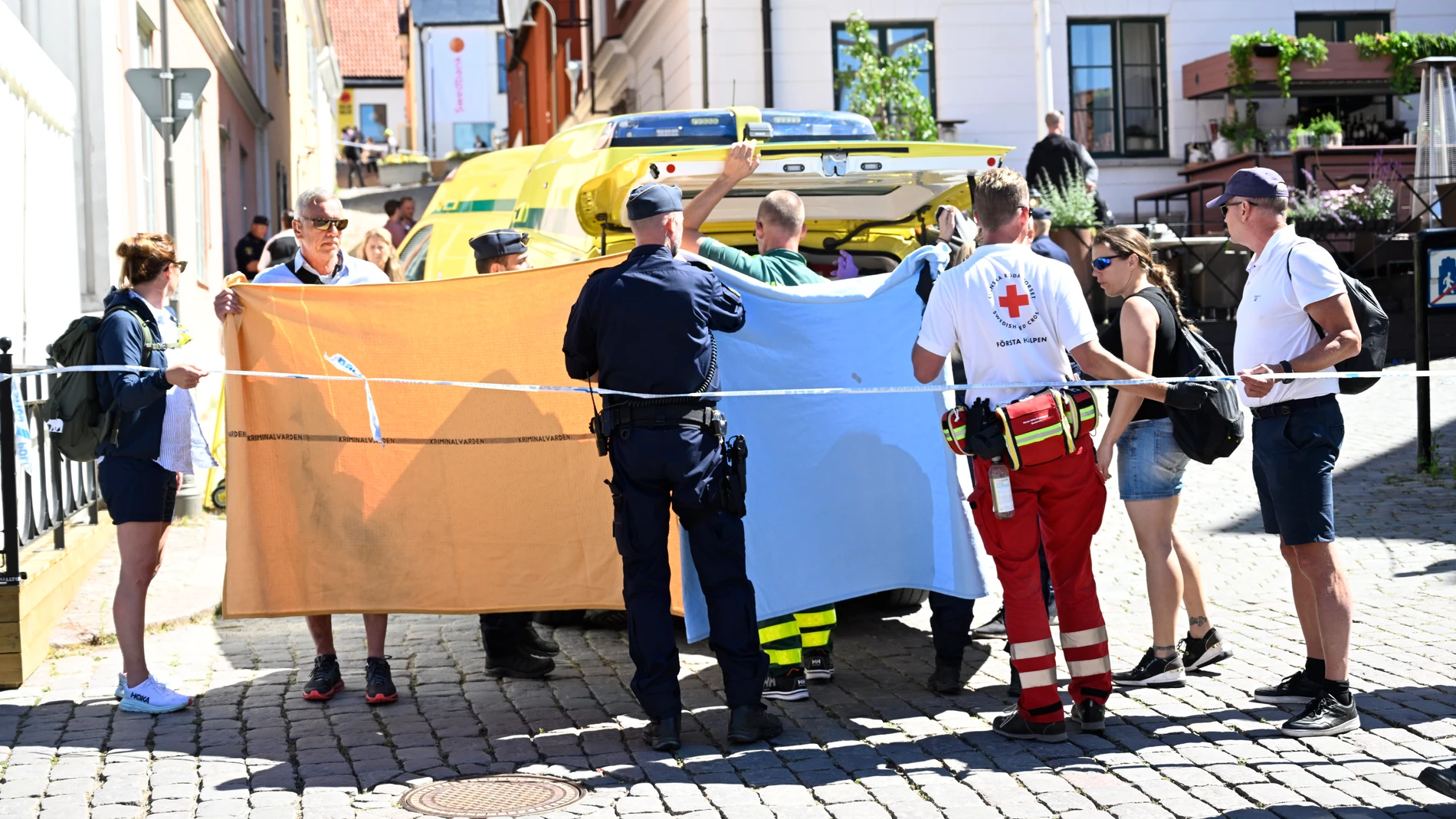 Servicios de emergencia y policías suecos acuden al lugar donde fue atacada la mujer en Visby