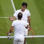 Taylor Fritz y Nadal se saludan después del partido de cuartos de final que jugaron en Wimbledon