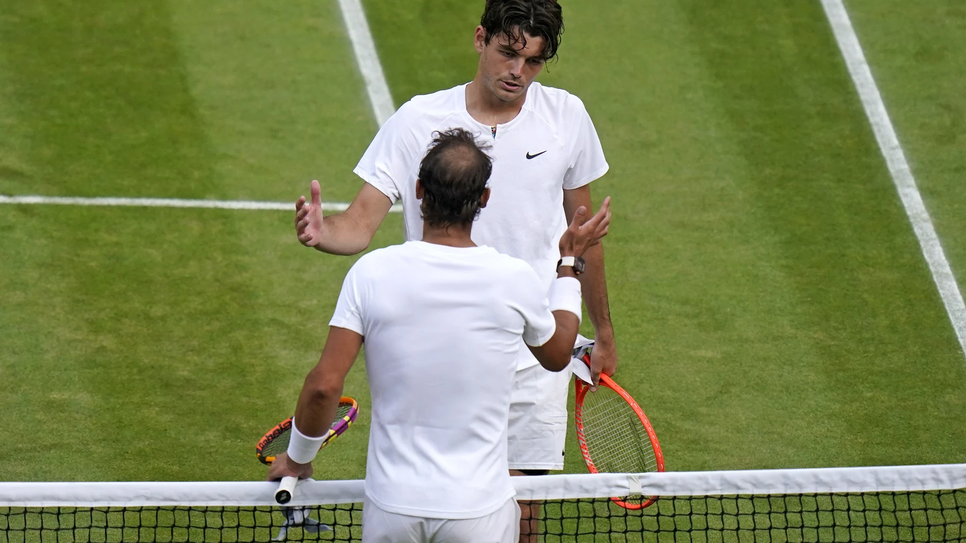 Taylor Fritz y Nadal se saludan después del partido de cuartos de final que jugaron en Wimbledon