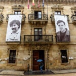 Fachada del Ayuntamiento de Ermua con la foto de Sotero Mazo, peluquero asesinado en 1980, y de Miguel Ángel Blanco