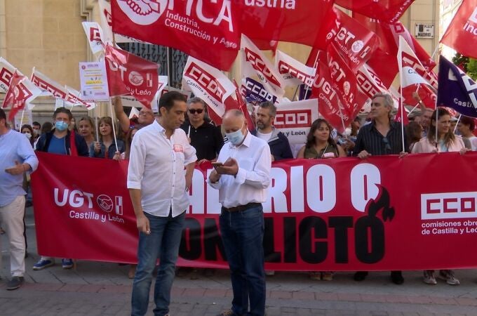 Vicente Andrés (i) y Faustino Temprano, en la concentración de esta mañana en Valladolid