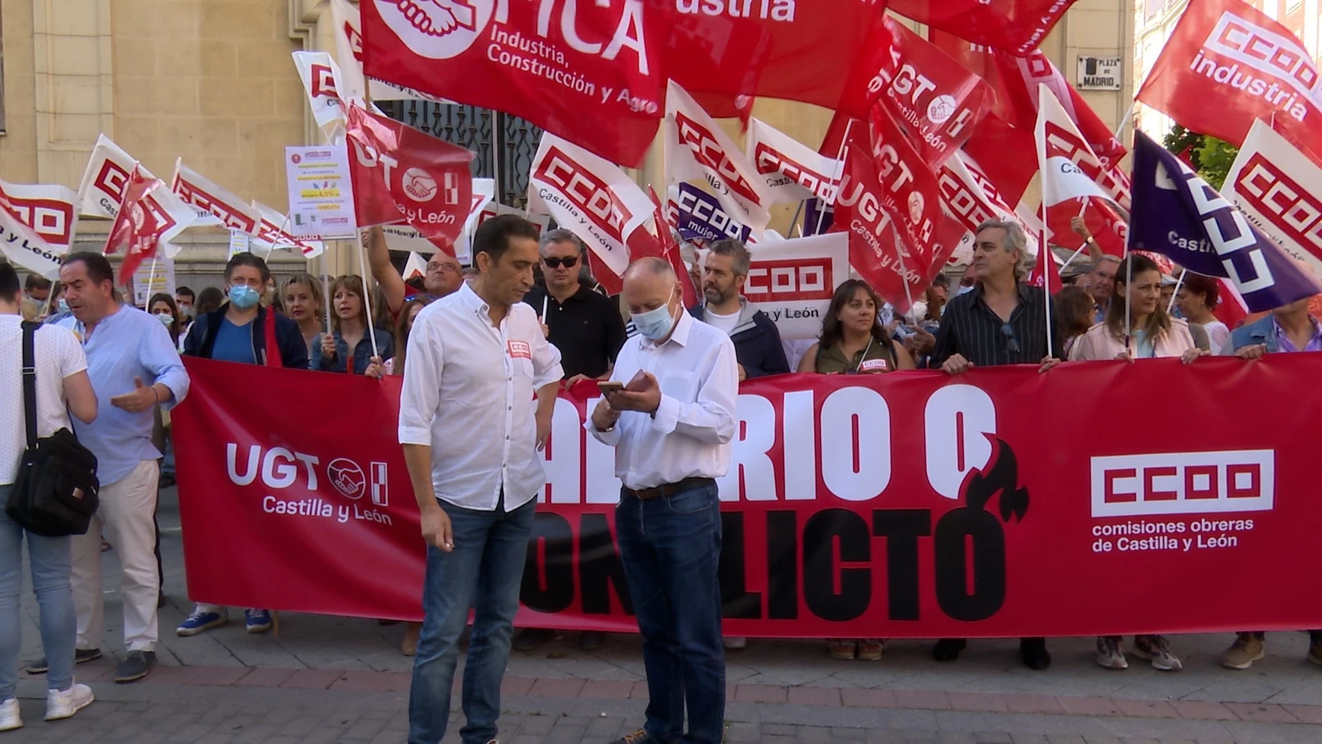 Vicente Andrés (i) y Faustino Temprano, en la concentración de esta mañana en Valladolid