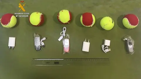 Pelotas encontradas e introducidas en la cárcel palentina de Dueñas