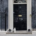 La puerta de Downing Street a la espera de la salida del primer ministro británico