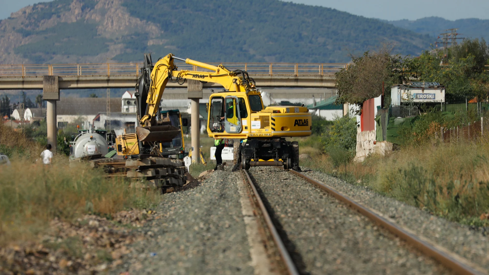 Varios operarios usan una grúa durante los primeros trabajos de la conexión Murcia-Almería en tren de alta velocidad (LAV).