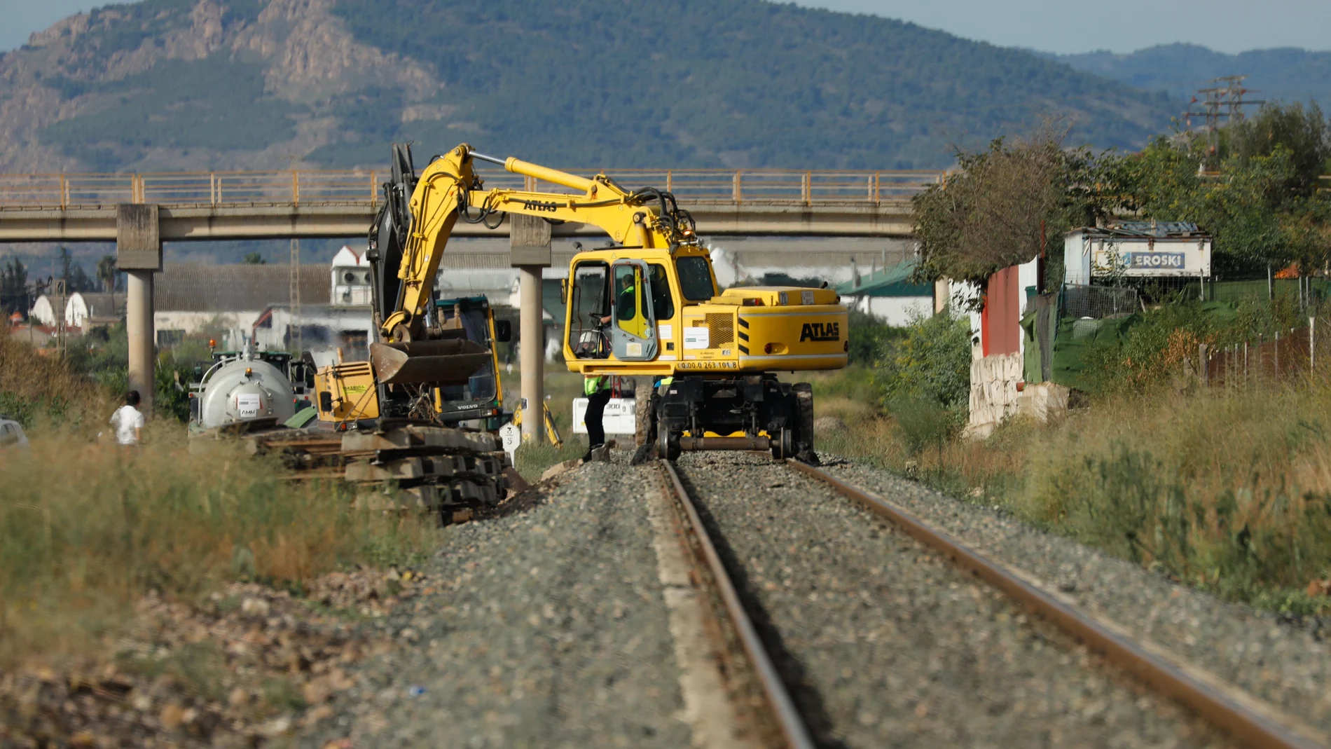 Varios operarios usan una grúa durante los primeros trabajos de la conexión Murcia-Almería en tren de alta velocidad (LAV)