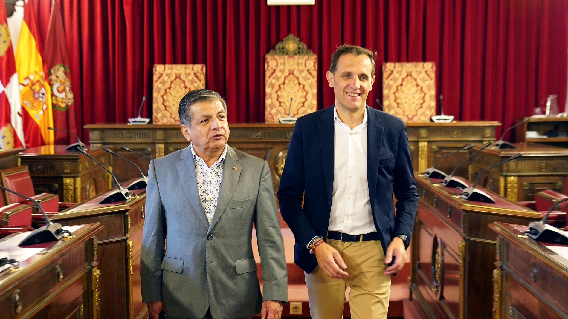 El presidente de la Diputación de Valladolid, Conrado Íscar, se reúne con el cónsul de Perú en Castilla y León, José Carlos Palomino