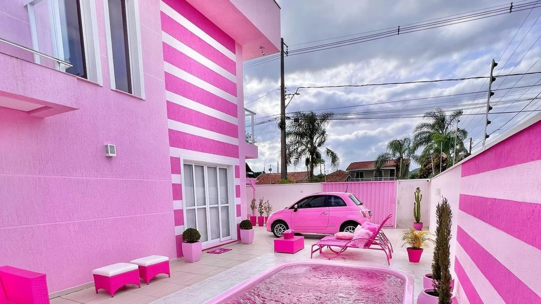 Casa de Barbie, imagen desde la piscina.