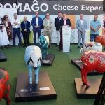 El presidente de la Diputación de Zamora, Francisco Requejo, inaugura la exposición "Ovejas Fromago" en la Casa Botines de León