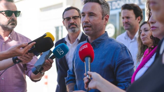 Guillermo Díaz atiende a los periodistas en Sanlúcar. CS