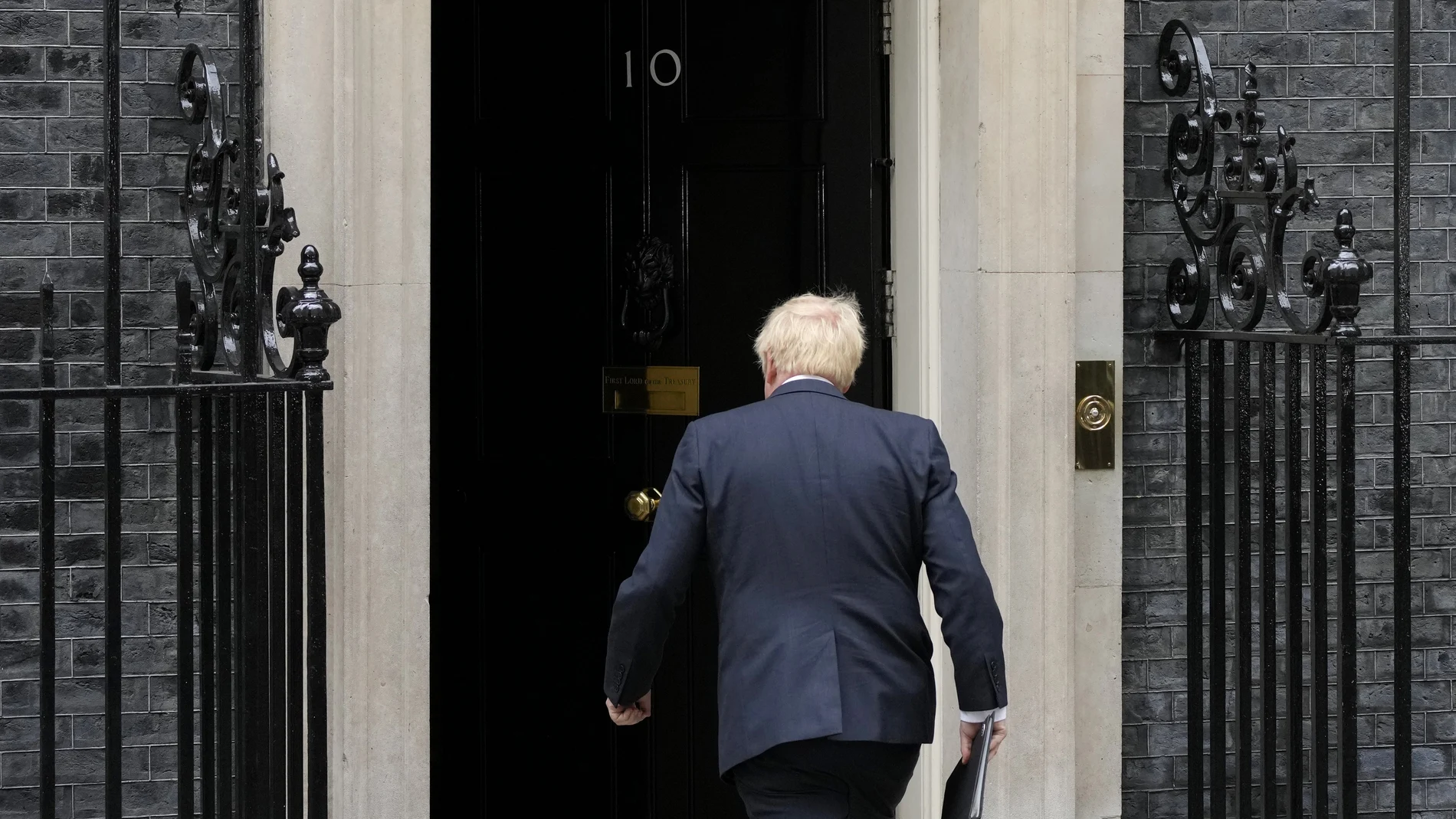 El todavía primer ministro Boris Johnson regresa a Downing Street tras pronunciar su discurso de dimisión