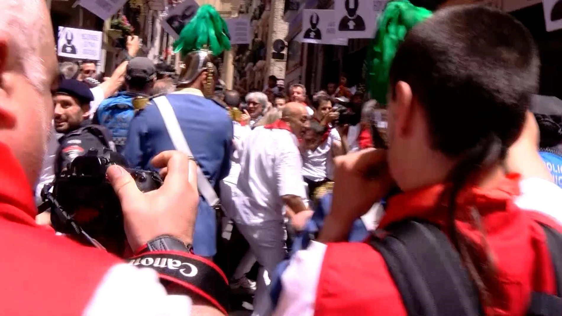 Numerosos miembros de la izquierda abertzale han protagonizado una agresión contra el alcalde y los concejales de Pamplona durante la procesión de San Fermín, con zarandeos, insultos y empujones que han provocado la caída al suelo de una de las ediles.