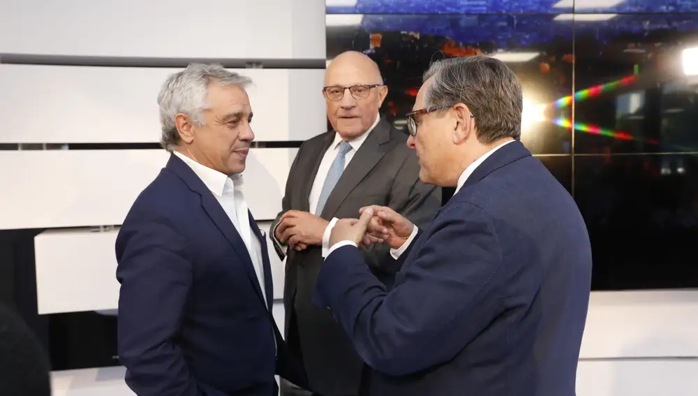 Andrés Navarro y Francisco Marhuenda charlan en presencia de Josep Oliu