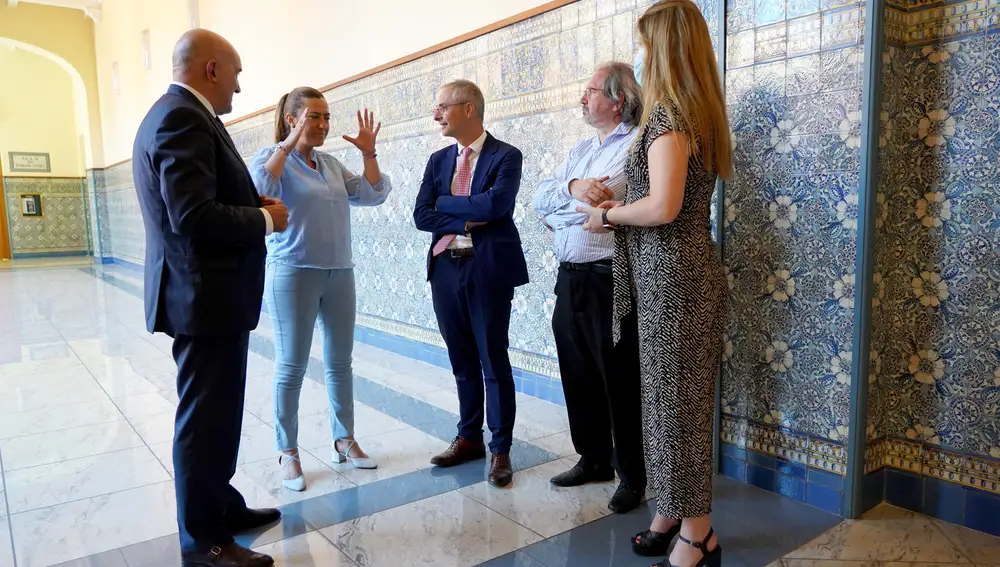El consejero de la Presidencia, Jesús Julio Carnero, y la delegada del Gobierno, Virginia Barcones, participan en el primer Congreso sobre Identidades 'Castilla y León frente a su futuro'
