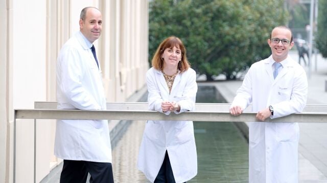 Los investigadores del IBCC Javier Cortés y José Manuel Pérez, junto a su compañera Laia Garrigós, en una imagen de archivo