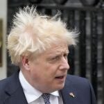 El primer ministro Boris Johnson llega para leer una declaración en las afueras de 10 Downing Street, Londres, renunciando formalmente como líder del Partido Conservador, en Londres, el jueves 7 de julio de 2022. (Foto AP/Frank Augstein)