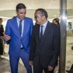 Pedro Sánchez, ayer, con el director de la Organización Mundial de la Salud, Tedros Adhanom