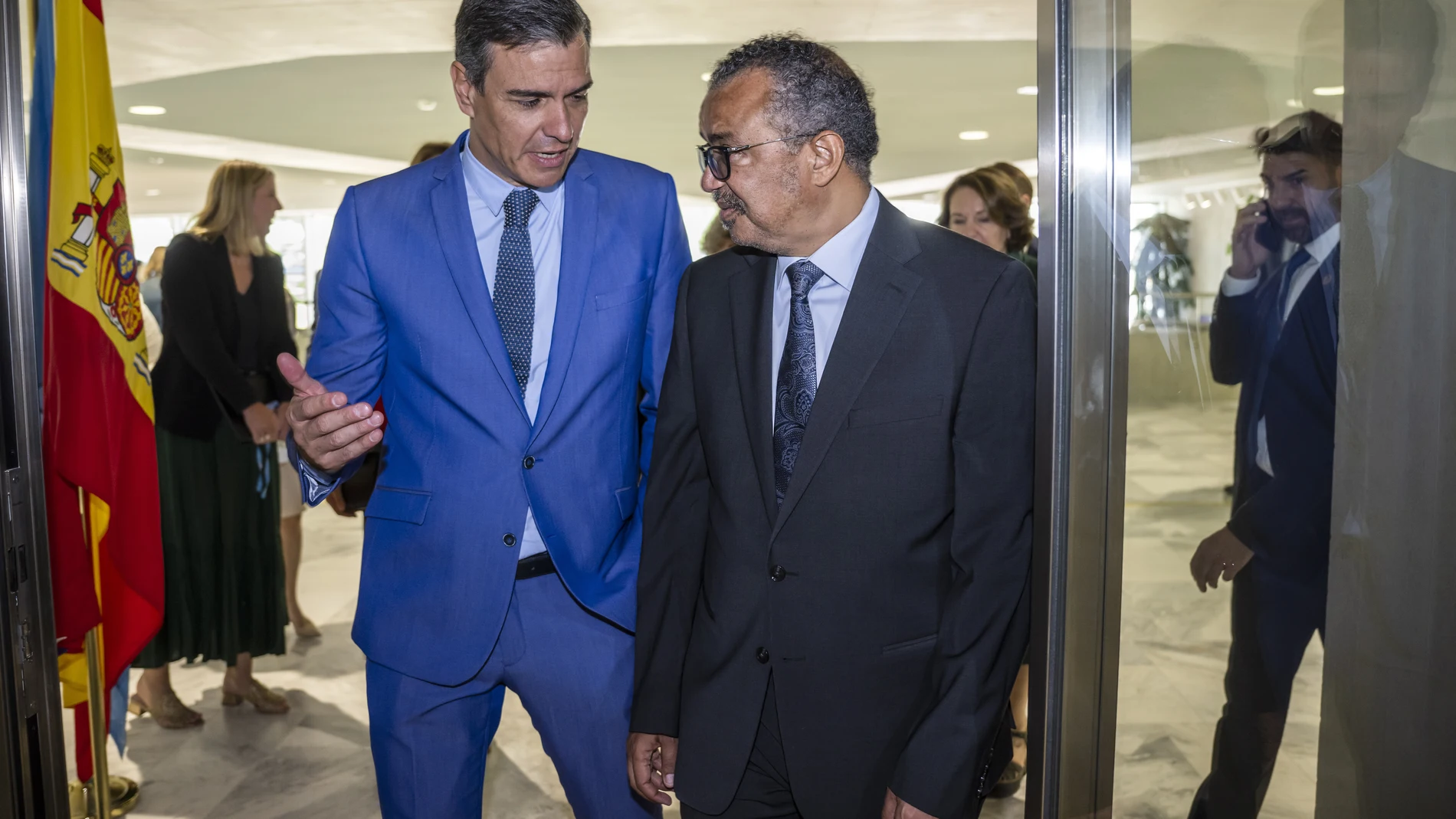 Pedro Sánchez, ayer, con el director de la Organización Mundial de la Salud, Tedros Adhanom