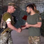 Volodymyr Zelensky saluda a un soldado ucraniano durante su visita al frente en Dnipropetrovsk