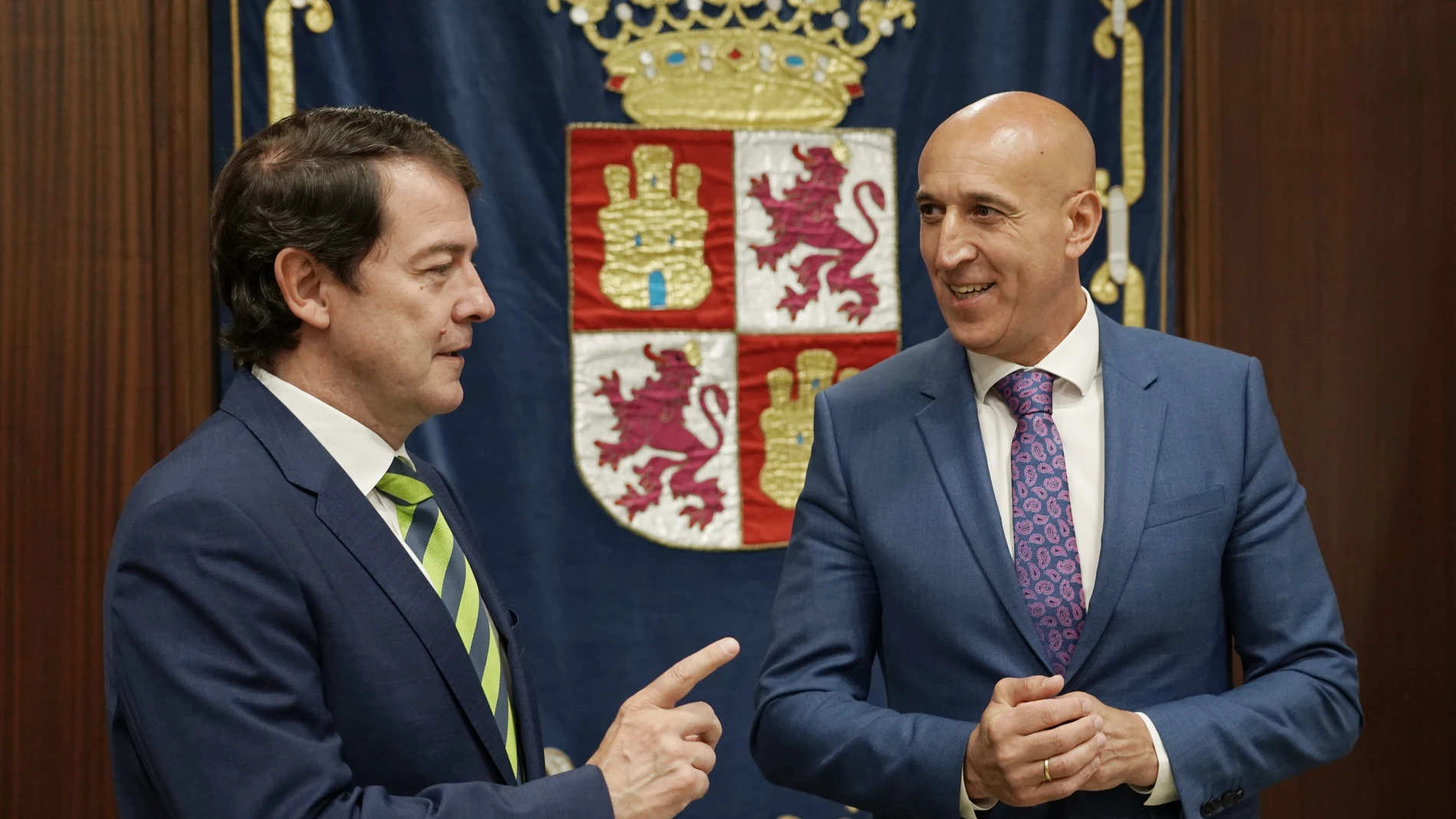 El presidente de la Junta de Castilla y León, Alfonso Fernández Mañueco, se reúne con el alcalde de León, José Antonio Diez