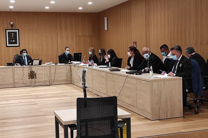 El presidente del jurado, la fiscal, la acusación y las defensas, durante el juicio. A la derecha, uno de los acusados