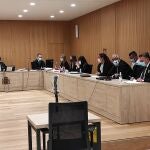 El presidente del jurado, la fiscal, la acusación y las defensas, durante el juicio. A la derecha, uno de los acusados
