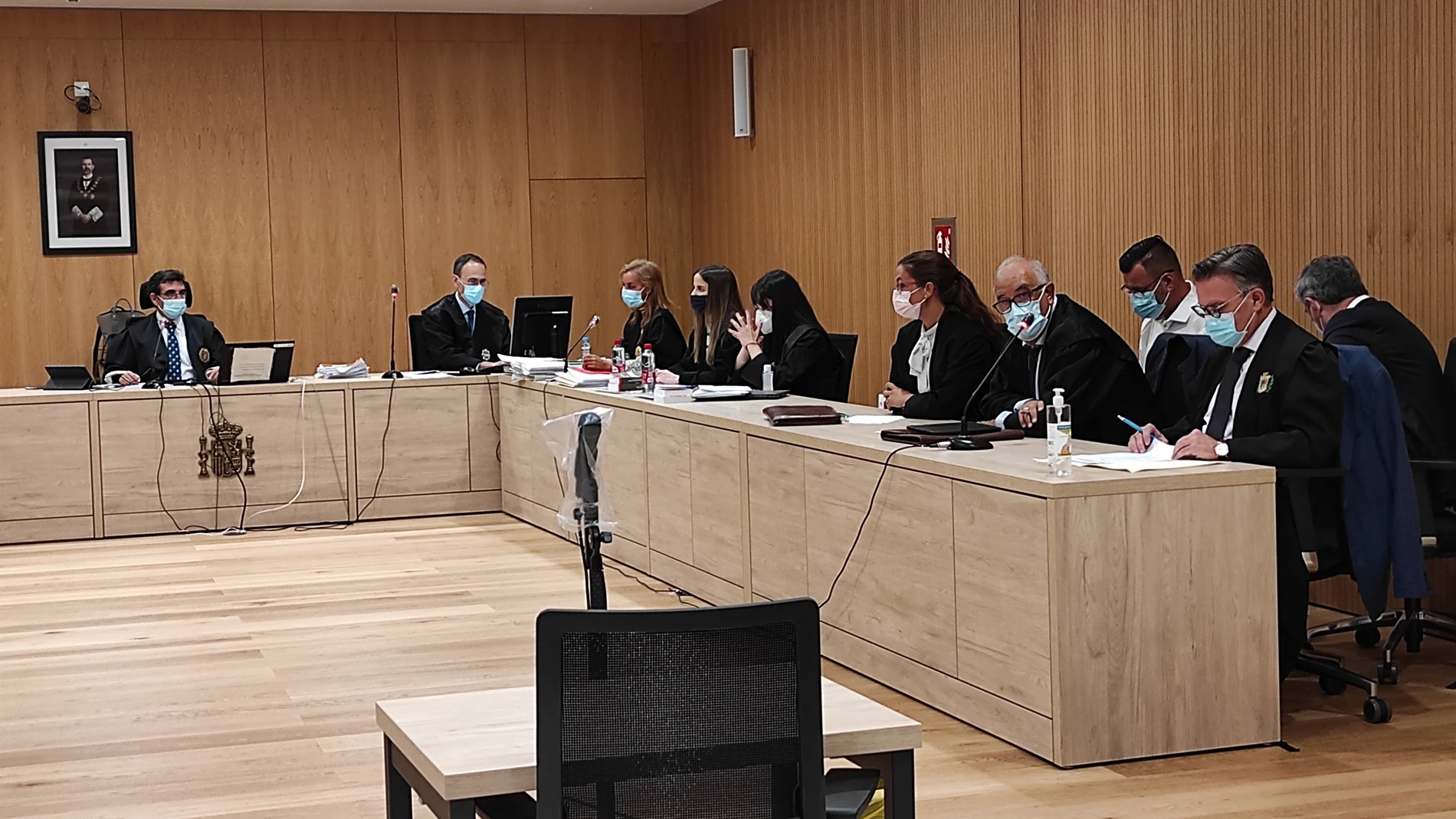 El presidente del jurado, la fiscal, la acusación y las defensas, durante el juicio. A la derecha, uno de los acusados