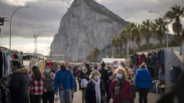 Vecinos de La Línea y visitantes pasean por un mercadillo con el Peñón de Gibraltar de fondo