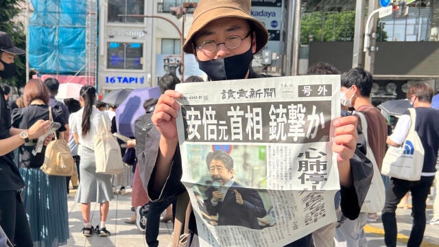 Un japonés enseña a la cámara la edición especial con el magnicidio de Shinzo Abe que ha conmocionado a Japón y al mundo