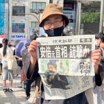 Un japonés enseña a la cámara la edición especial con el magnicidio de Shinzo Abe que ha conmocionado a Japón y al mundo