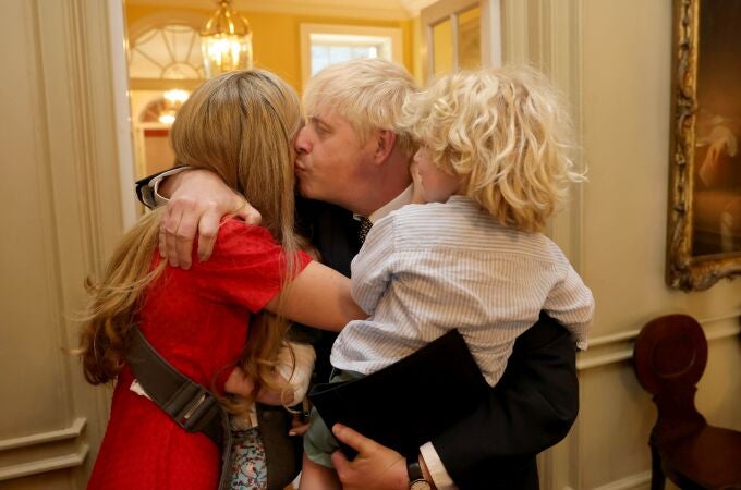 Boris Johnson junto a su esposa, Carrie Symonds, e hijo