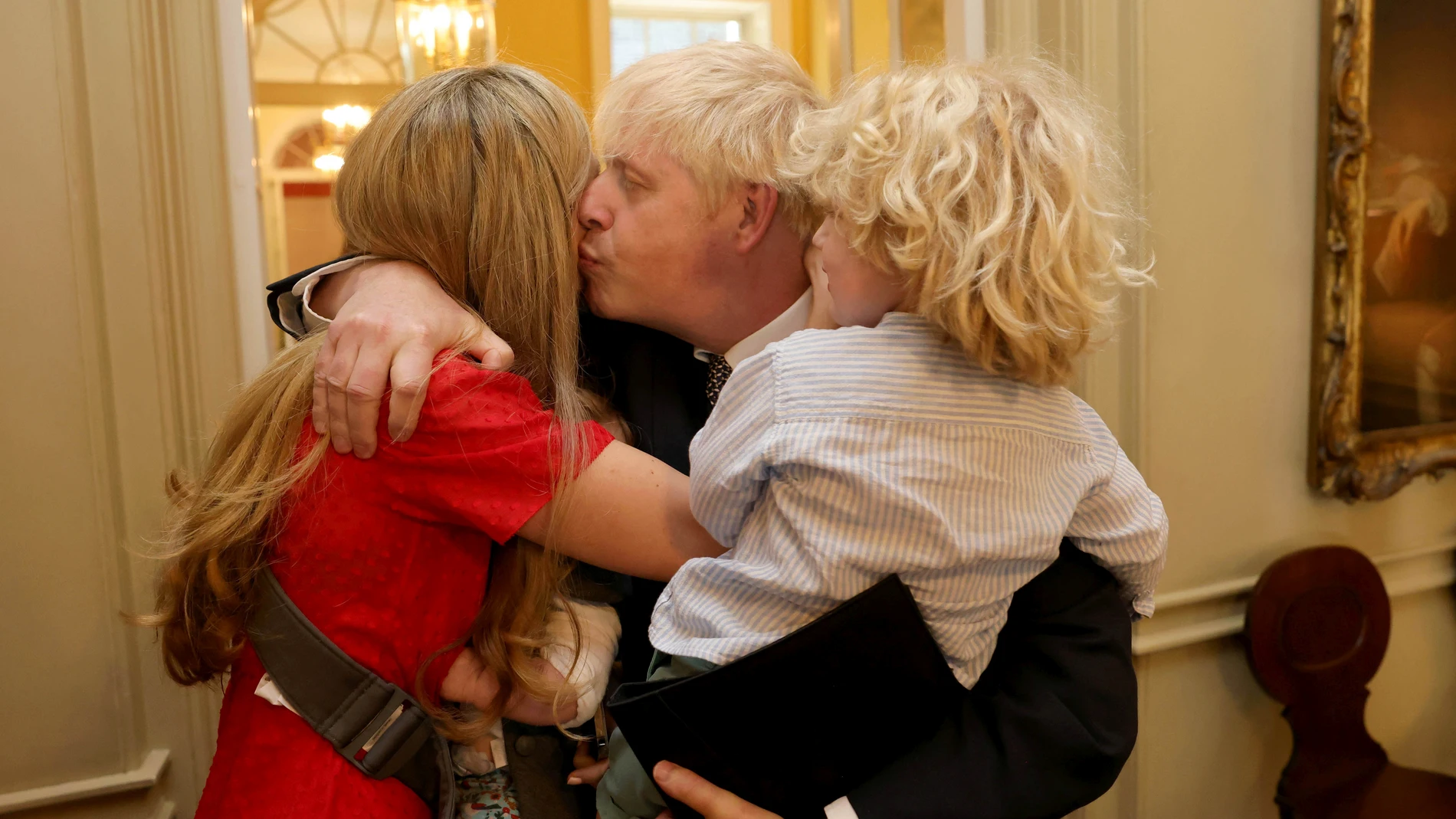 Boris Johnson junto a su esposa, Carrie Symonds, e hijo