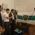 El presidente de la Diputación de Alicante, Carlos Mazón, recibe la bandera oficial del centenario del Elche C. F.