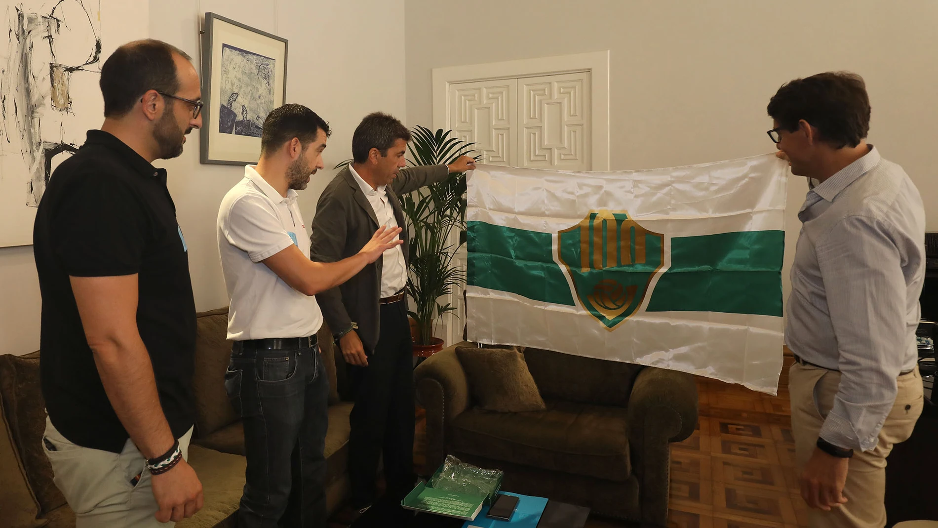 El presidente de la Diputación de Alicante, Carlos Mazón, recibe la bandera oficial del centenario del Elche C. F.
