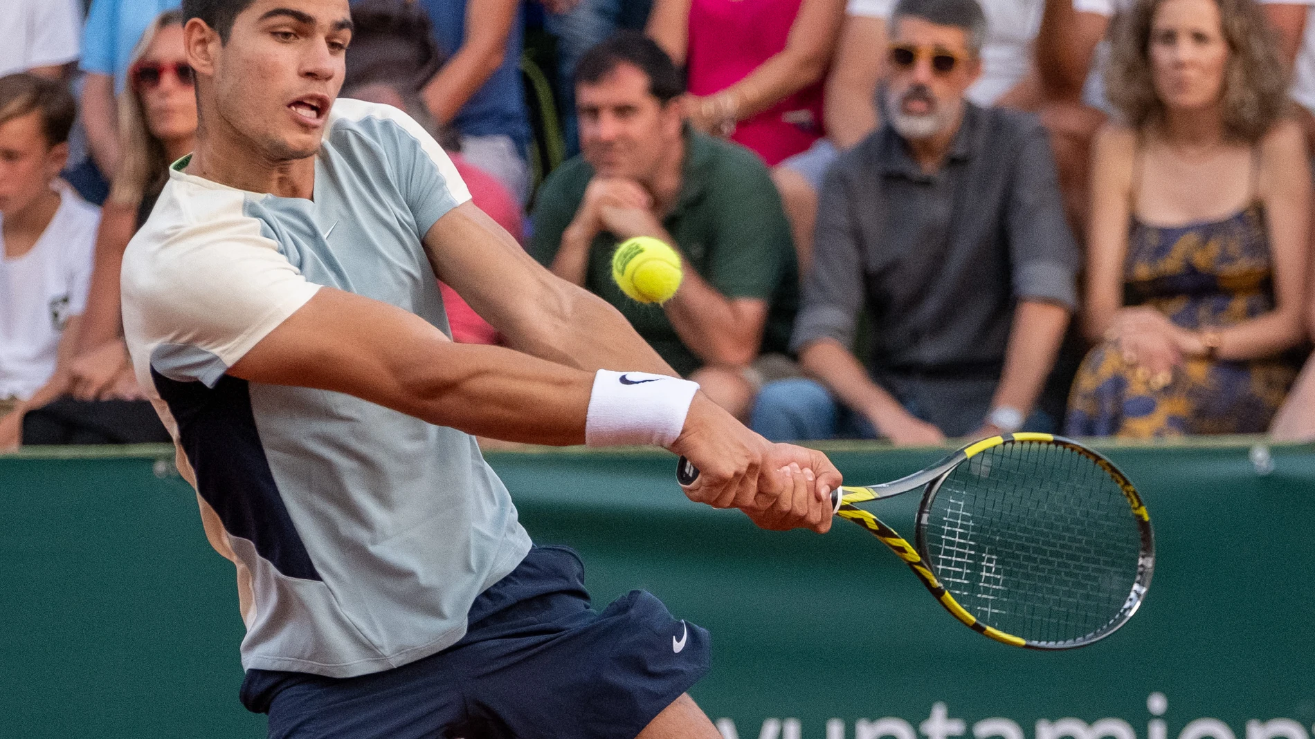 El tenista Carlos Alcaraz durante la final de la Copa del Rey de tenis en el Real Club Recreativo de Tenis de Huelva