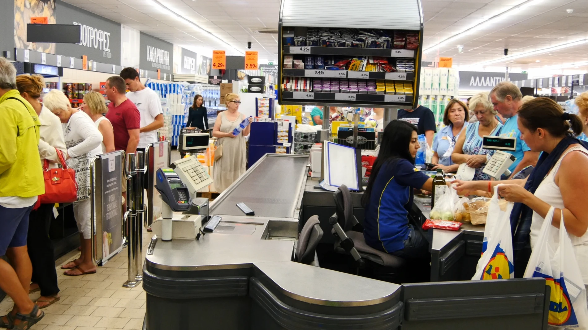 Clientes hacen fila en las cajas de un supermercado Lidl