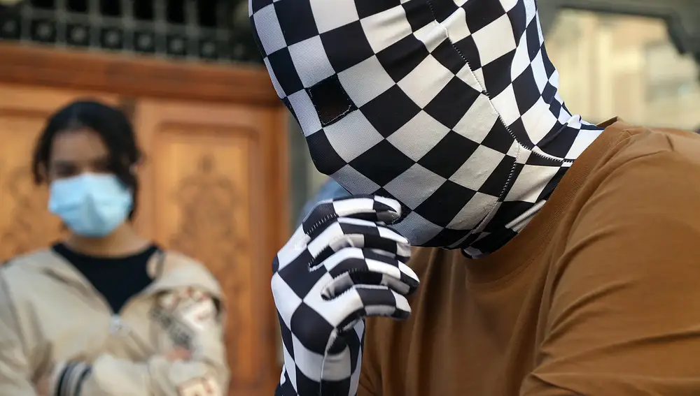 El jugador de ajedrez enmascarado &quot;Rey Enigma&quot; reta a ciudadanos de León en partidas callejeras