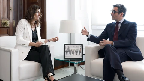 El ministro de la Presidencia, Félix Bolaños y la consejera Laura Vilagrà, durante la reunión mantenida este viernes en el Palau de la Generalitat
