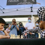 El jugador de ajedrez enmascarado "Rey Enigma" reta a ciudadanos de León en partidas callejeras