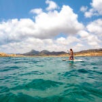 Practicar paddle surf este verano en la Región de Murcia, una de las propuestas que ofrece la Comunidad
