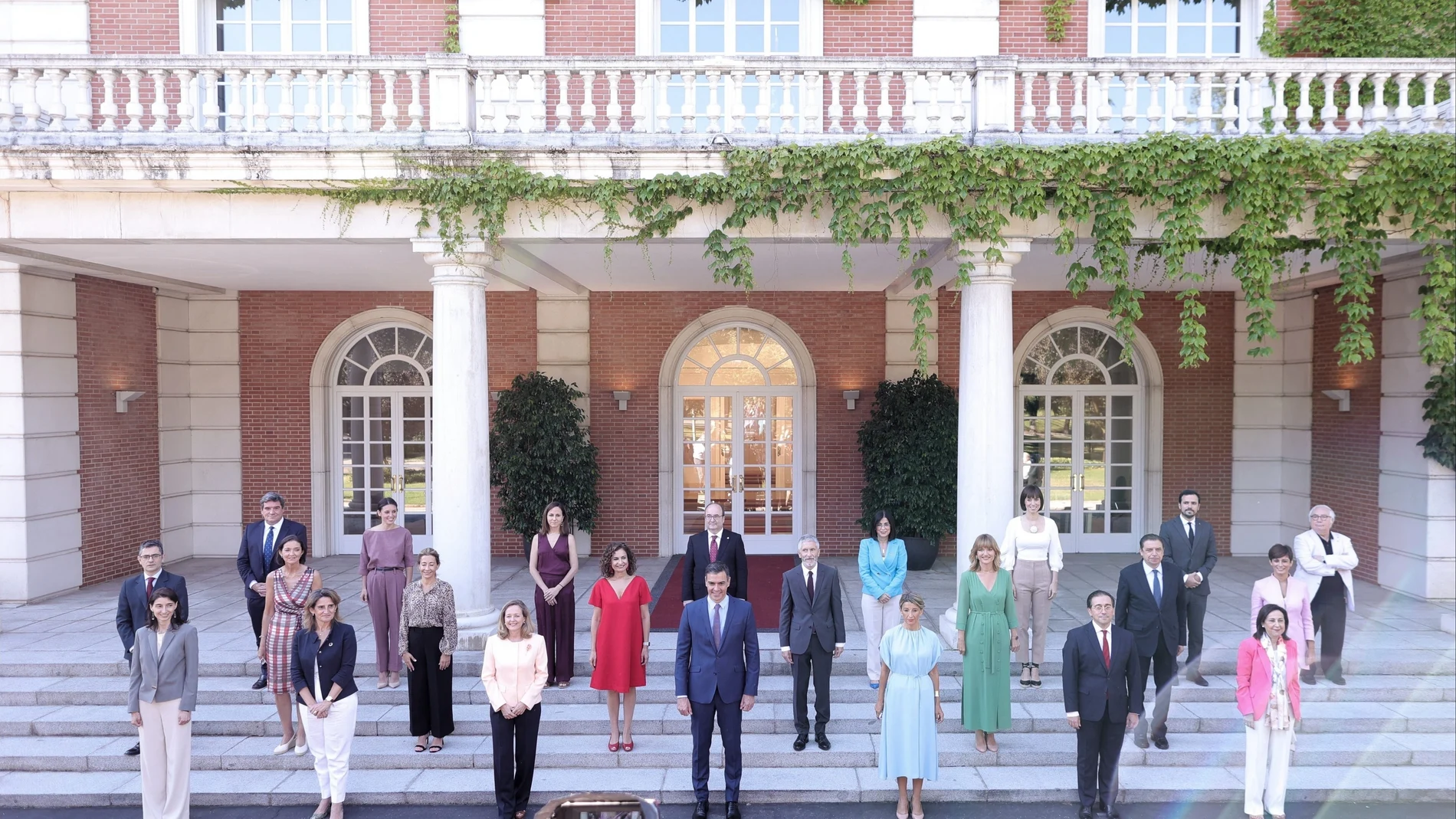 Foto de familia de todos los ministros en la escalinata del Palacio de la Moncloa, tras la remodelación del Gobierno en julio de 2021.