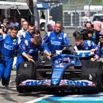 Fernando Alonso, junto a sus mecánicos en el Gran Premio de Austria.