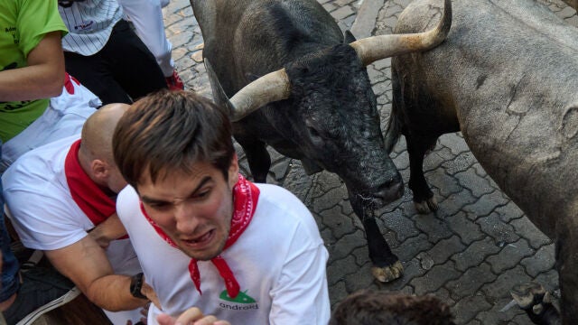 os mozos corren ante los toros de la ganadería José Escolar Gil, durante el tercer encierro de San Fermín . EFE/Daniel Fernandez