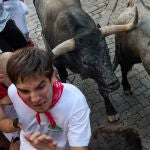 os mozos corren ante los toros de la ganadería José Escolar Gil, durante el tercer encierro de San Fermín . EFE/Daniel Fernandez