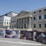 La Asociación para la Recuperación de la Memoria Histórica instala una exposición de fotografías en la Plaza de las Cortes en Madrid